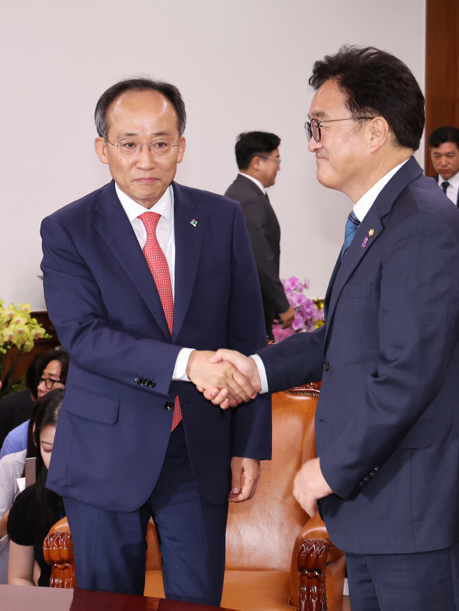 '손은 잡았지만..'<YONHAP NO-5181>