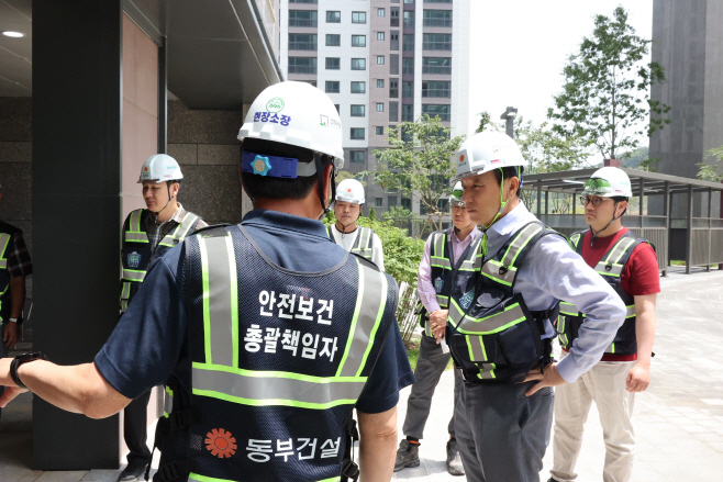 [사진자료] 윤진오 동부건설 대표이사 현장 안전점검 모습