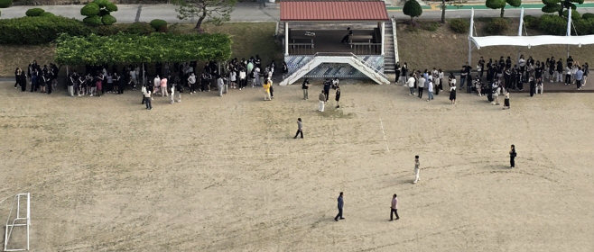 부안 지진으로 교실 빠져나온 고교생들