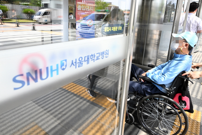 [포토]'무기한 휴진' 첫날인 17일 서울대학교 본관