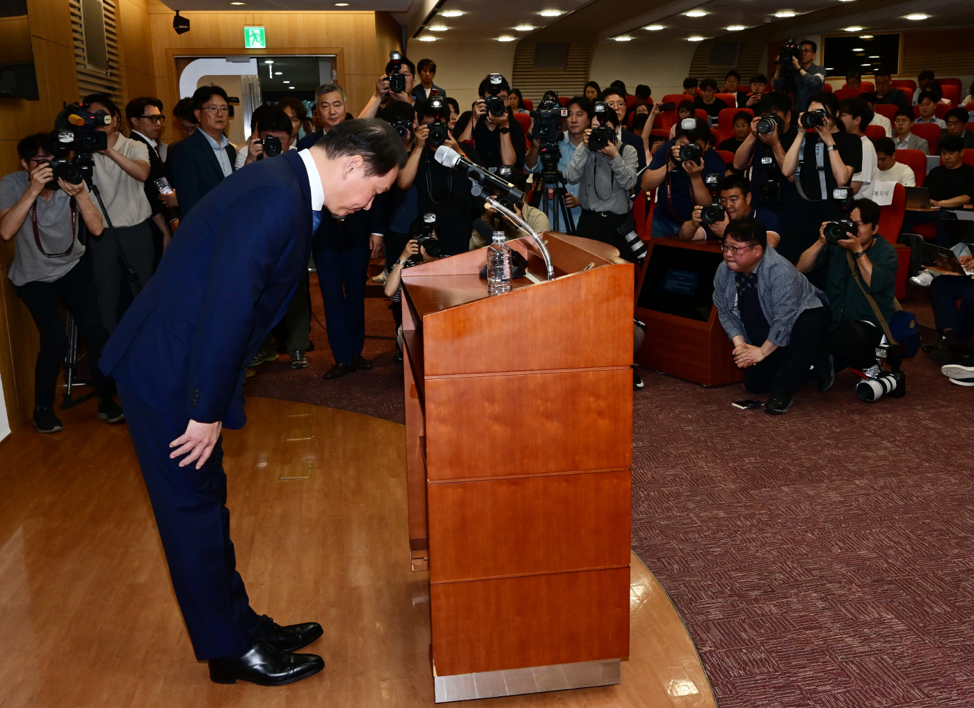 [포토]'심려 끼쳐 죄송'...허리숙여 인사하는 최태원회장