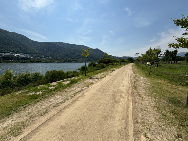 황산공원 강변 마사토 산책로2