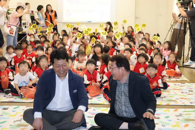 중구 태평시장에서 어린이 전통시장