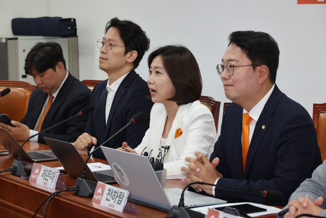 최고위원회의에서 발언하는 허은아 대표