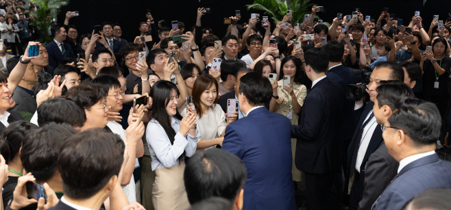 윤석열 대통령, 저출산고령사회위 회의 뒤 HD현대 직원과 인사