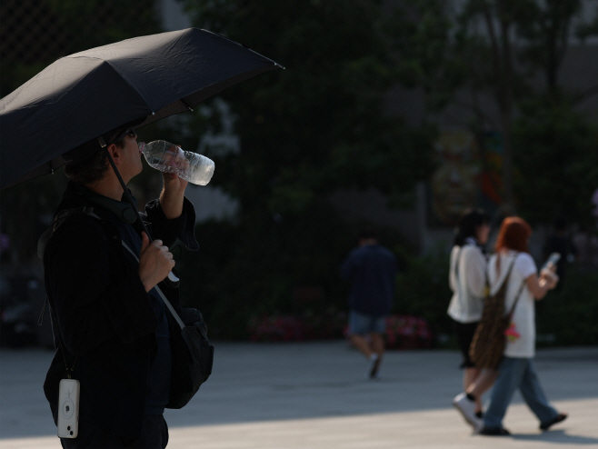 폭염 속 수분 보충은 필수