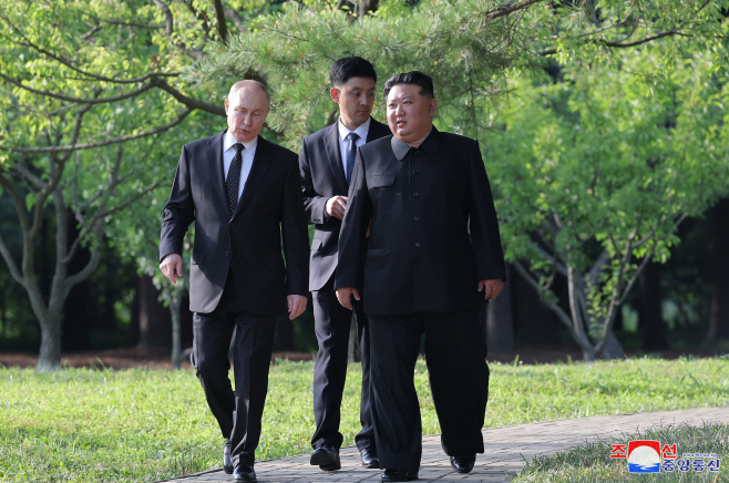 산책하는 김정은과 푸틴