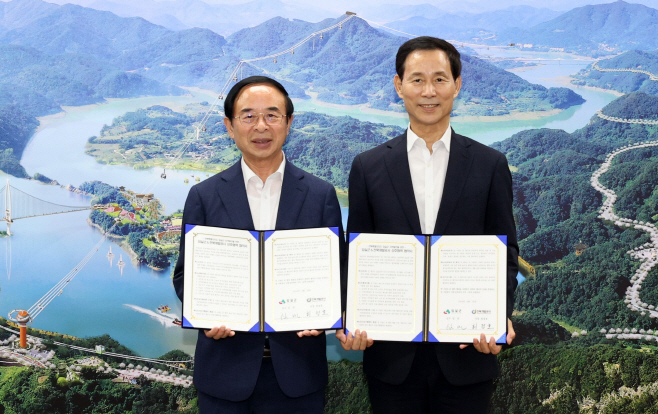 왼쪽 심민 임실군수, 오른쪽 최정호 전북개발공사 사장