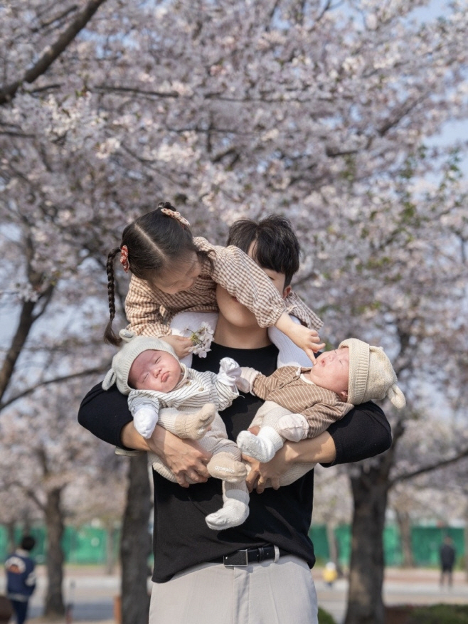 [인구대응담당관]아빠육아사진(최우수상)가장의 무게