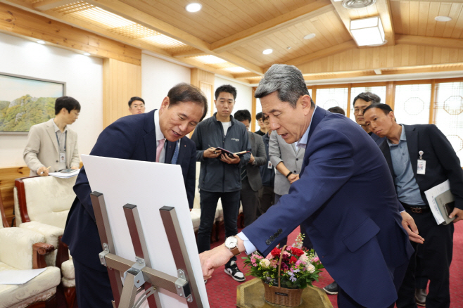 이강덕 포항시장이 28일 포항시청을 방문한 김동섭 한국석유공