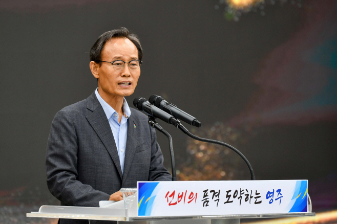 월례회에서 지역발전을 위한 노력을 주문하고 있다