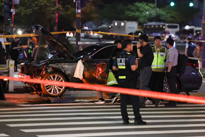 완전히 파괴된 차량…서울시청역 인근 대형교통사고