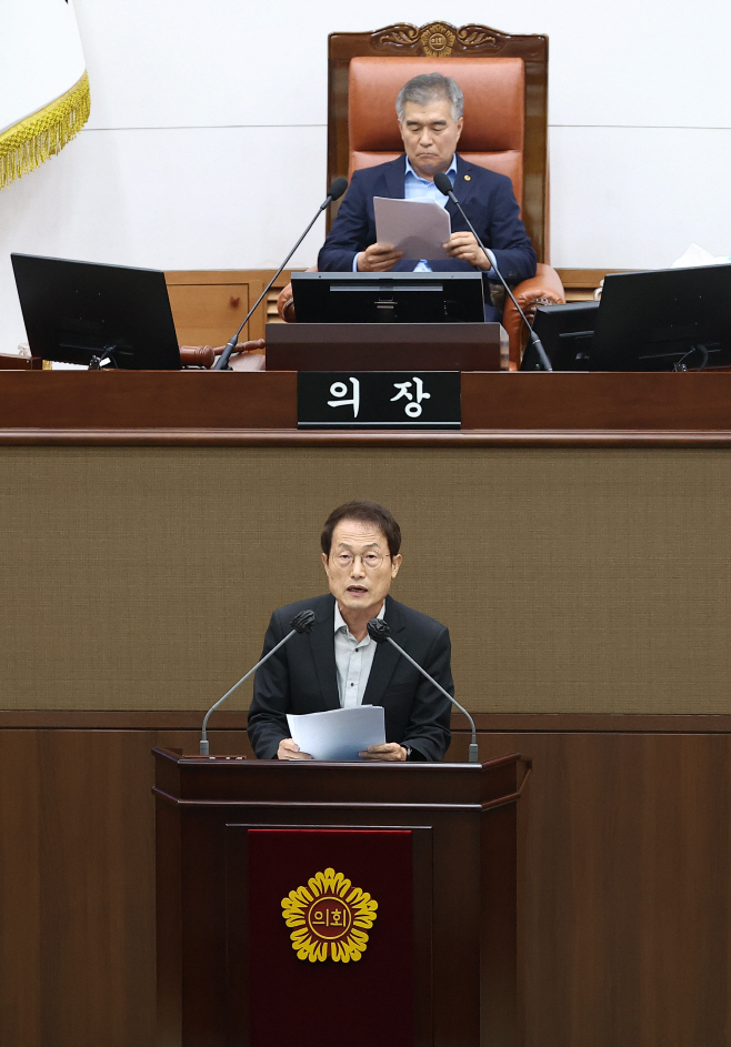 서울시의회 본회의 발언하는 조희연 교육감