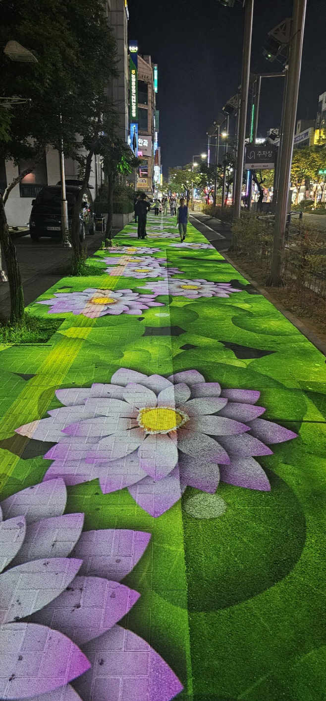 '빛으로 물든 익산 영등상권'…야간 명소로 탈바꿈 1