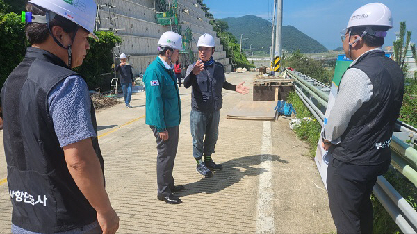 보도자료 사진 2(사면 보강공사 현장 안전점검)