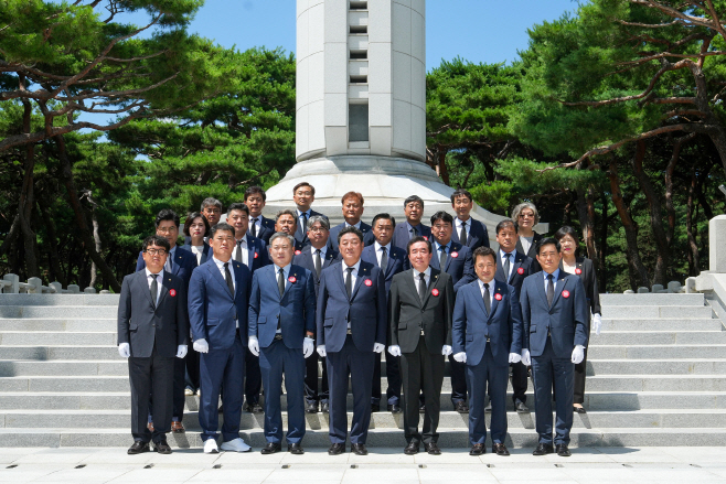 충혼탑 참배 사진1 (2)