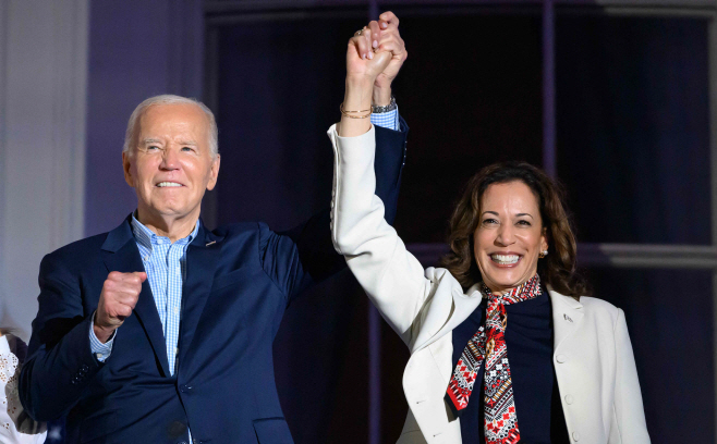 TOPSHOT-US-HOLIDAY-POLITICS-INDEPENDENCE-BIDEN