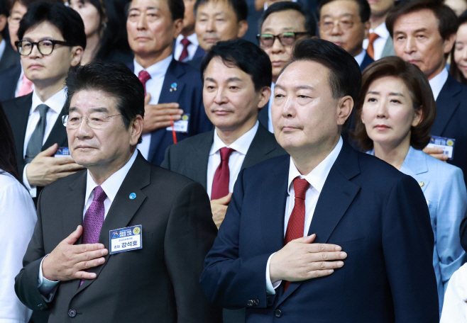 윤석열 대통령, 국민의힘 당권 주자와 함께