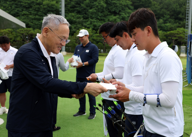 응원 편지 전달하는 유인촌 장관<YONHAP NO-5197>