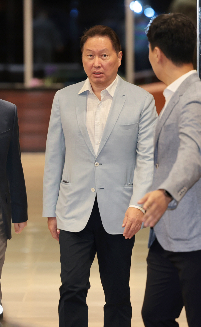 미국 출장 마치고 귀국하는 최태원 회장<YONHAP NO-3826>