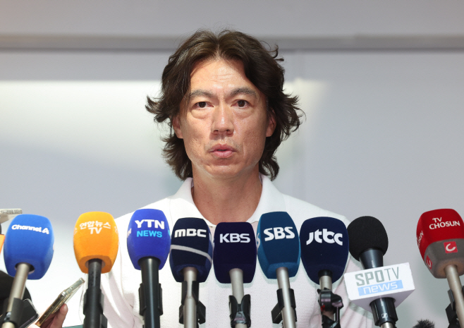 취재진 앞에 선 홍명보<YONHAP NO-4230>