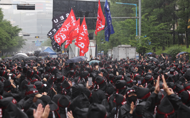 총파업 깃발 든 삼성전자 노조<YONHAP NO-2989>