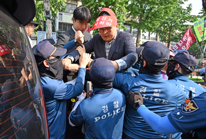 황교안, 4·10총선 수사촉구 인간띠 시위