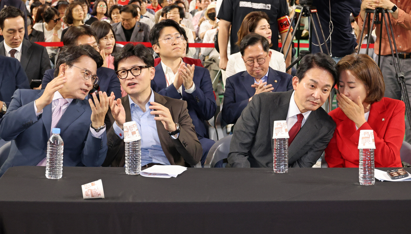 서로 대화하는 후보들