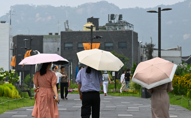 어제는 '우산' 오늘은 '양산' (오늘의 사진)