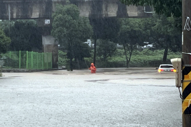 여수에 호우경보…침수된 하천 인접 도로