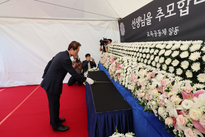 서이초 교사 추모 공간서 헌화하는 조희연 교육감