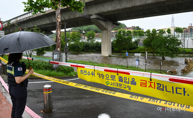 [포토] 폭우에 출입 통제된 홍제천