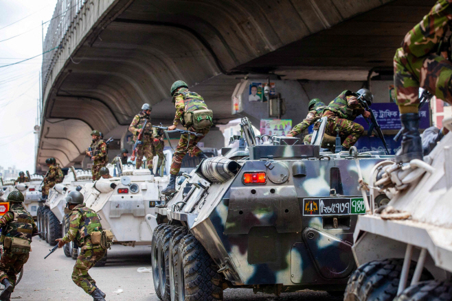 TOPSHOT-BANGLADESH-UNREST-STUDENTS <YONHAP NO-0116> (AFP)