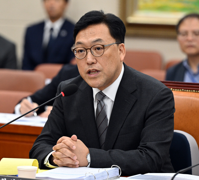[포토] 질의에 답하는 김병환 금융위원장 후보자