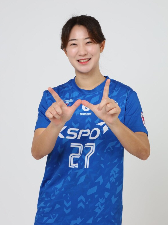 신나영이 포즈를 취하고 있다. 국민체육진흥공단