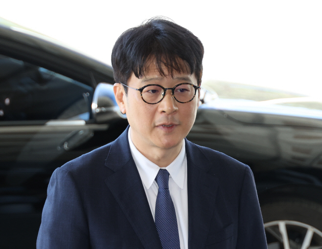 출근하는 이창수 신임 서울중앙지검장<YONHAP NO-3768>