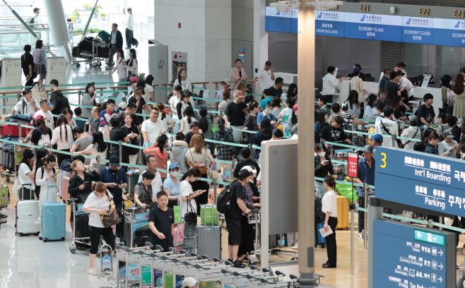 여름 휴가철 맞은 인천공항<YONHAP NO-3648>