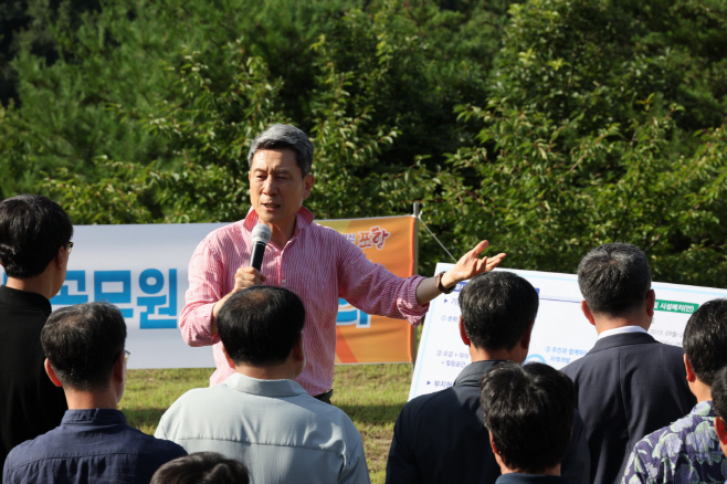 이강덕 포항시장을 비롯한 포항시 간부 공무원들이 24일 추모