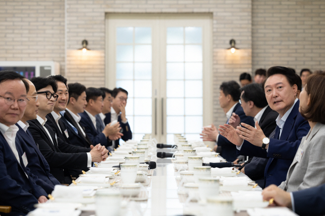 윤석열 대통령, 국민의힘 신임 지도부 및 당대표 후보 출마자들과 만찬