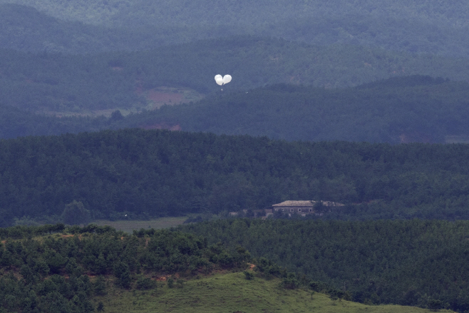 오물 풍선 띄우는 북한<YONHAP NO-2079>