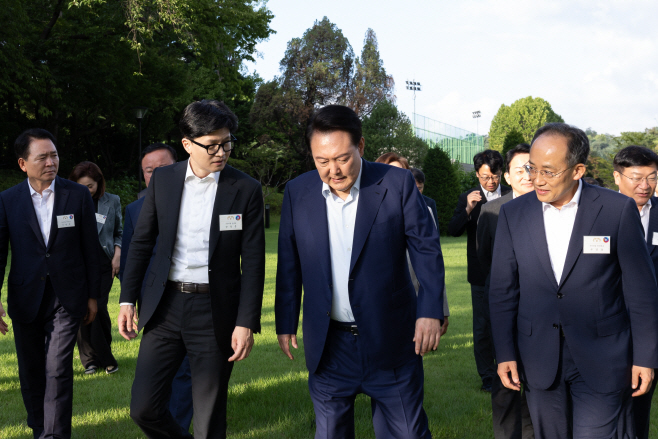 대화 나누는 윤석열 대통령과 국민의힘 한동훈 대표