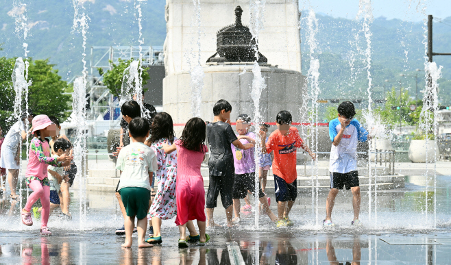 [포토]거북선앞에서 물놀이 하는 아이들