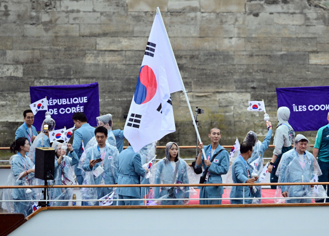 태극기 흔드는 기수 우상혁과 김서영