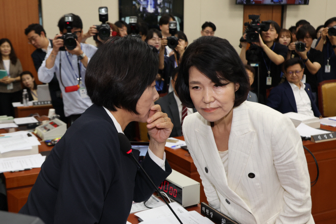 최민희, 인사 안 한 이진숙 귀에 대고