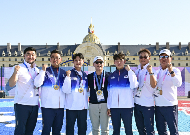 기념 촬영하는 정의선 회장과 남자양궁 단체전