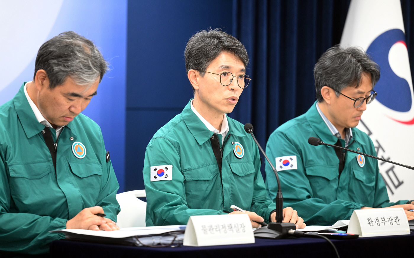 관포토]기후대응댐 후보지 안에 대한 브리핑하는 김완섭 장관