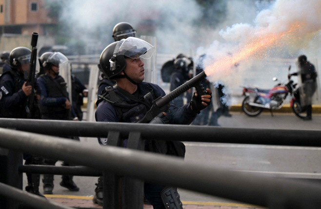 TOPSHOT-VENEZUELA-ELECTION-VOTE-AFTERMATH-PROTEST