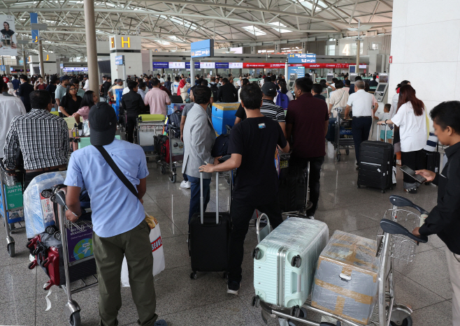 휴가철 북적이는 인천공항<YONHAP NO-4476>