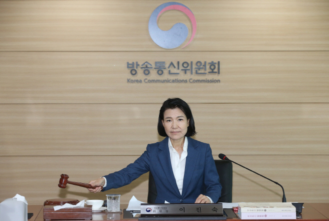 방통위 전체회의 참석한 이진숙 신임 위원장