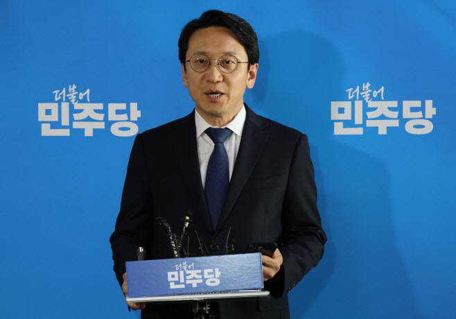 양자회담 일정 발표하는 천준호 비서실장<YONHAP NO-4667>